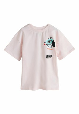 Világos rózsaszín pamut rövid ujjú póló. Egy szemüveget viselő kutya profil grafikáját tartalmazza, valamint a "Bouffants & Broken Hearts" feliratot.