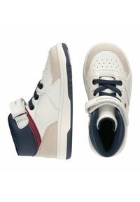 Zapatillas altas blancas y azules marino con un upper texturizado, que cuentan con una correa de Velcro, cierre de cordones y un acento rojo en el lateral. Suela de goma.