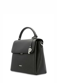 Schwarze Lederhandtasche mit strukturiertem Design, Obergriff, Vorderklappe, metallischen Akzenten und einem silbernen Buchstaben "P" Charme, der befestigt ist.