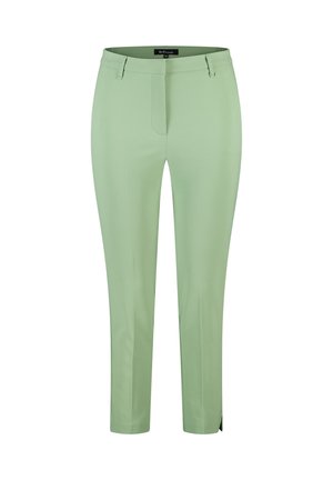 Pantalons ajustés vert clair avec une coupe slim, présentant un pli avant, des poches latérales et une babiole discrète à l'ourlet. Texture de tissu lisse.