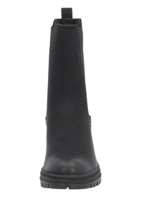 Botines negros con una textura de cuero suave, punta redonda y una tira en la parte trasera. Presentan una suela de goma resistente para ofrecer tracción.