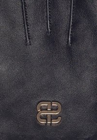 Černé kožené rukavice se třemi švy na každém prstu, s doplňkem zlatého loga na zápěstí. Hladká textura, klasický design.