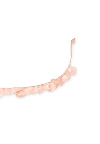 Fascia per capelli con perle di quarzo rosa e una sottile banda metallica. Le perle hanno forme irregolari e sfumature di rosa tenue, creando un aspetto delicato e texturizzato.