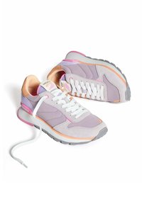 Zapatillas deportivas moradas y rosas con materiales de ante y malla, cordones blancos, tobillo acolchado y suela gris. Logotipo de marca notable en la lengüeta.