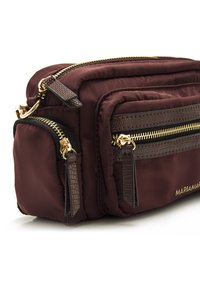 Borsa a tracolla in nylon marrone con zip dorate e dettagli in texture coccodrillo. Numerosi scomparti e design imbottito.