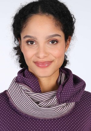 Lila Oberteil mit einem gemusterten Stoff mit kleinen weißen Herzen, unterlegt mit einem gestreiften lila-weißen Rollkragen, weich und strukturiert.