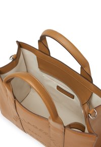 Brun lærveske med to hanke, beige stoffinnredning og indre glidelomme med etikett.