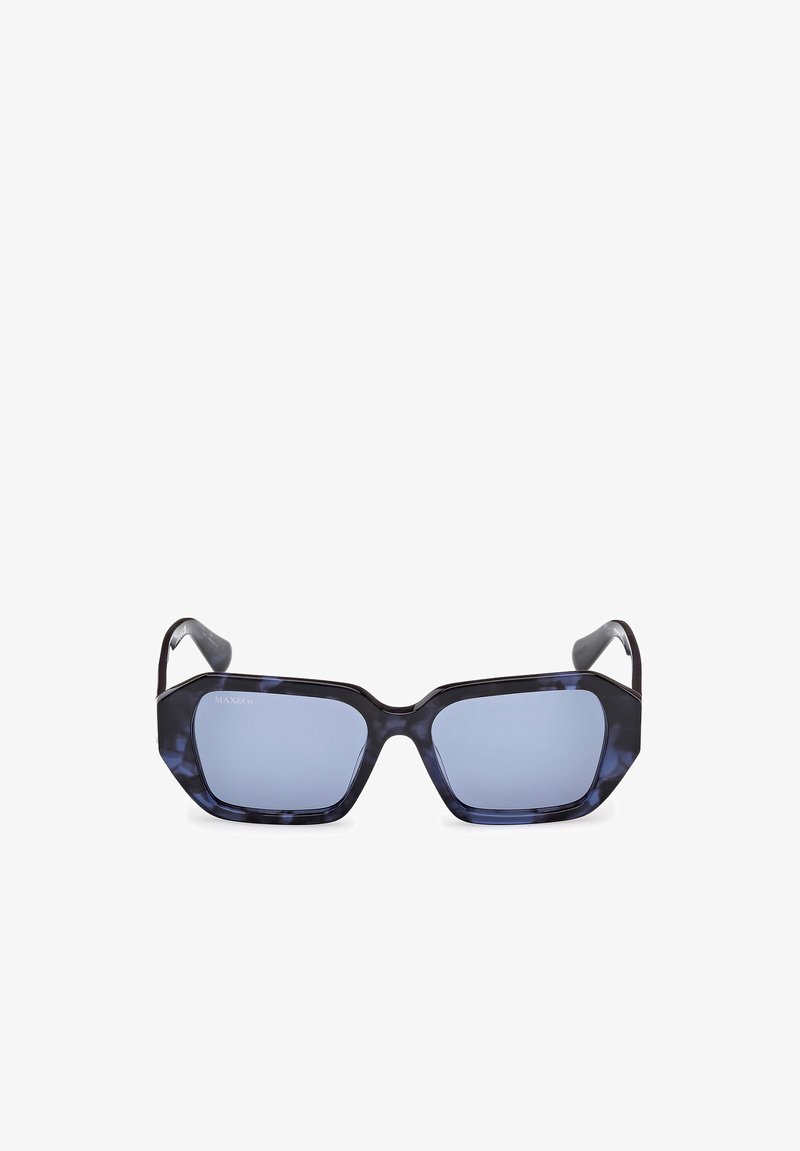 Hexagonformade solglasögon med en mörk sköldpaddsmönstrad ram och blåtonade glas, med en slät yta och breda bågar.