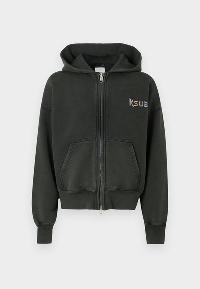 Σκούρο πράσινο hoodie με φερμουάρ, απαλή υφή, τσέπες καγκουρό και μικρό πολύχρωμο λογότυπο "ksub" στην αριστερή πλευρά.