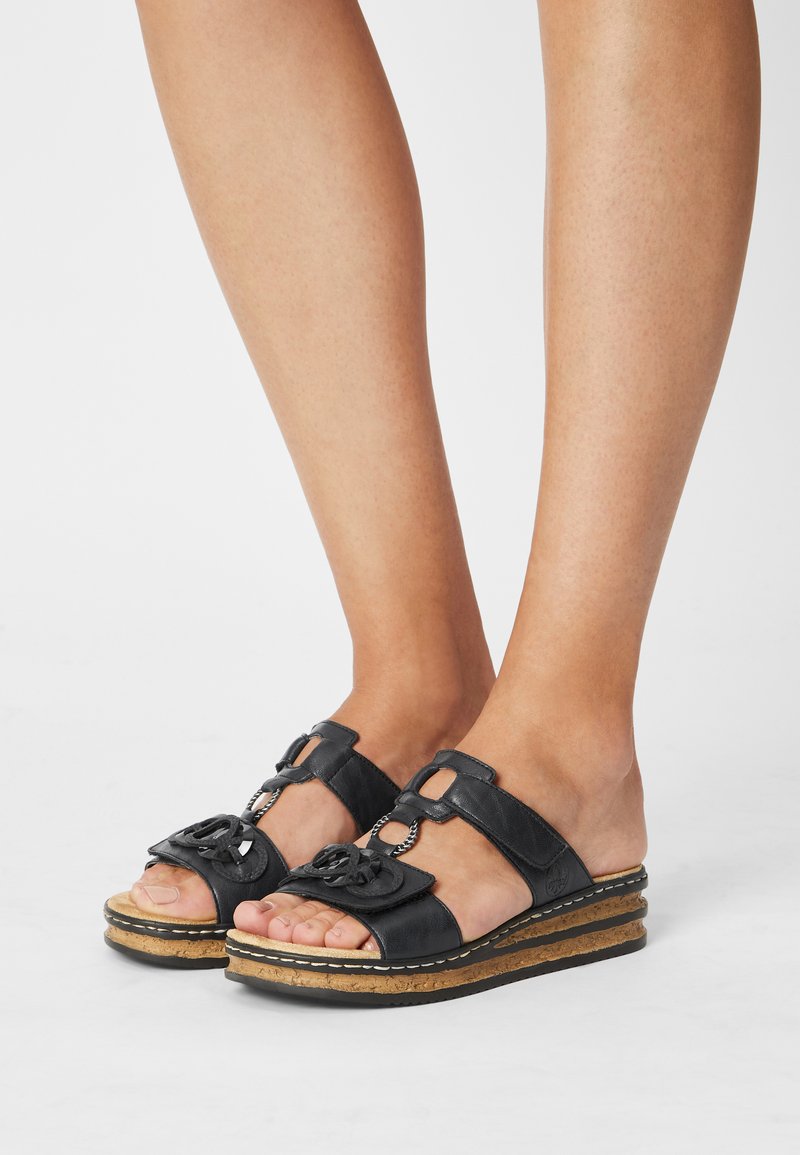 Sandali wedge neri in pelle, con fibbia decorativa, design con punta aperta, suola in sughero testurizzato e piattaforma stratificata per un'altezza extra.
