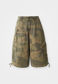 Calções cargo camuflados em tons terrenos, com cordão na cintura, bolsos laterais e um corte descontraído, apresentando um tecido de algodão durável.