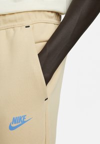 Nike Sportswear Träningsbyxor - beige