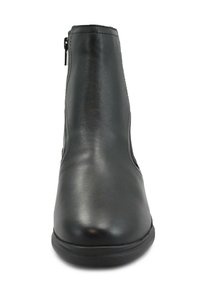 Stivaletto in pelle nera con una finitura liscia, punta rotonda, zip laterale e suola in gomma bassa. Design classico con accenti minimi.