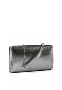 Borsa clutch color argento metallizzato con tracolla a catena, texture liscia, chiusura con zip e design pieghevole. Presenta dettaglio con logo sul davanti.