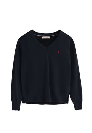 Marineblauer V-Ausschnitt-Pullover aus weichem Stoff, mit langen Ärmeln, gerippten Bündchen und einem kleinen roten Logo-Akzent auf der Brust.