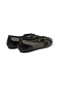 Scarpe flat nere con tomaia in rete decorata da un motivo a diamante, dettagli in fibbia decorativa e parte posteriore in pelle nera liscia.
