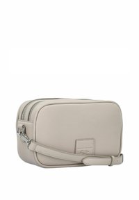 Leder-Umhängetasche in hellbeige; rechteckige Form mit zwei Reißverschlussfächern und einem abnehmbaren Tragegurt; Struktur in Kiesel-Optik.
