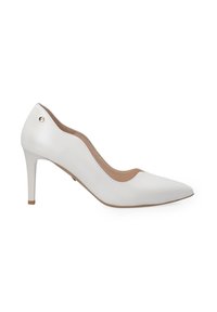 Bílé kožené lodičky na vysokém podpatku s špičatou špičkou, elegantním designem a malým kovovým akcentem na podpatku. Hladký povrch s minimalistickým profilem.