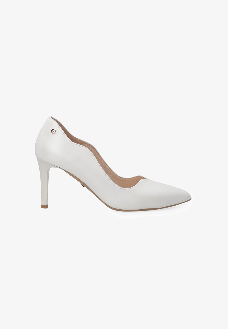Witte leren hoge hakken met een spitse neus, slank ontwerp en een kleine metalen accent op de hak. Gladde textuur met een minimalistisch profiel.