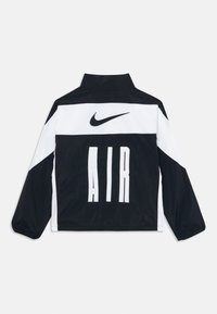 Juodas ir baltas Nike džemperis su aukštu apykakle, turintis ryškų "AIR" spaudinį ant nugaros ir nedidelį logotipą priekyje. Lengva medžiaga.