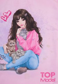 Illustrazione di una ragazza in un top rosa con tre gatti, jeans blu e scarpe grigie. Lo sfondo presenta un gradiente rosa pastello con cuori.