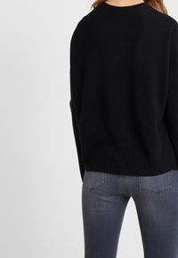 DRYKORN Sweter