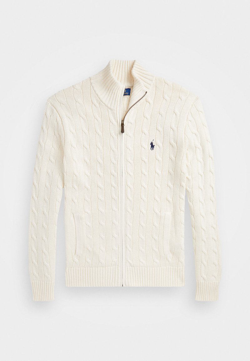 Sweater branco de malha com gola alta, padrão em relevo, fecho de zip e punhos em canelado. Apresenta dois bolsos frontais e um pequeno logótipo no peito.