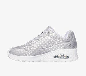 Srebrny but sportowy z teksturowaną siateczką wierzchnią, z zapięciem na sznurówki i widoczną poduszką powietrzną w podeszwie. Białe detale i akcenty.