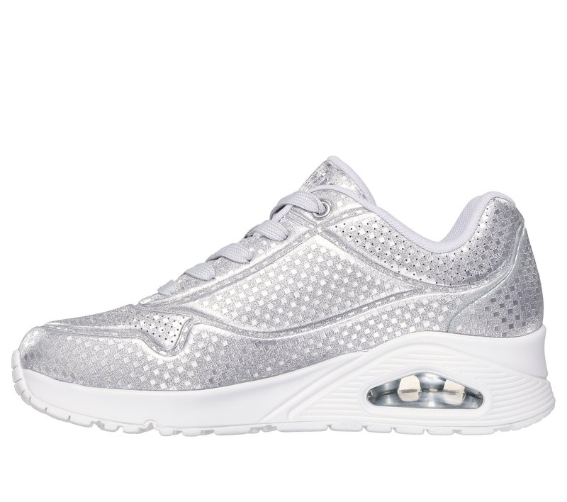 Baskets de sport argentées avec une tige en maille texturée, fermeture à lacets et unité d'amortissement visible dans la semelle. Détails et accents blancs.