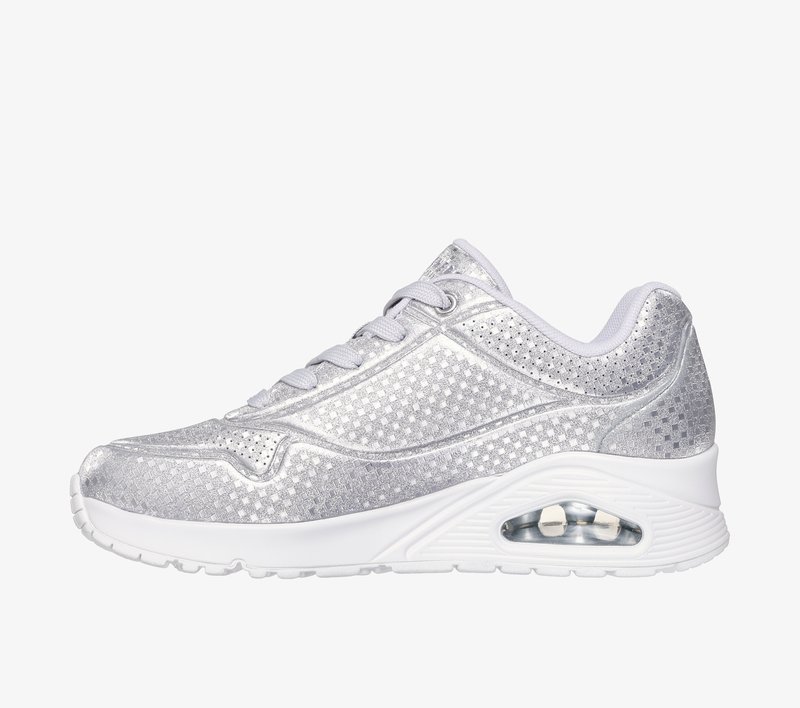 Silberner Sportschuh mit oberer Schicht aus strukturiertem Mesh, Schnürverschluss und sichtbarem Luftpolster in der Sohle. Weiße Details und Akzente.