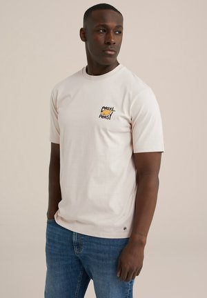 Lichtbeige katoenen t-shirt met een kleine multicolore "easy peasy" graphic op de borst en korte mouwen, gecombineerd met blauwe denim jeans.