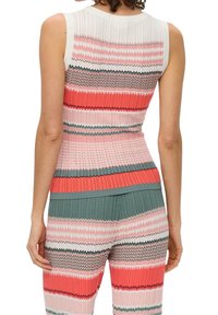 Top sans manches en tricot avec un motif rayé comprenant des couleurs rose, rouge et verte. Texture côtelée avec un design ajusté et une bande contrastante à l'ourlet.