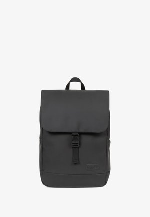 Czarny plecak z klapą, wykonany z trwałego materiału, z zapięciem na przód i uchwytem do noszenia u góry. Gładka tekstura i minimalistyczny design.