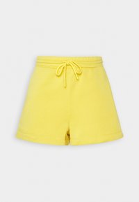 Shorts en coton jaune avec une taille élastiquée et un cordon de serrage ajustable. Ils offrent une coupe décontractée avec des revers pliés.