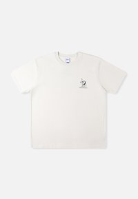 Hvid bomulds t-shirt med korte ærmer, med et lille sort grafisk tryk på venstre bryst og rund hals.