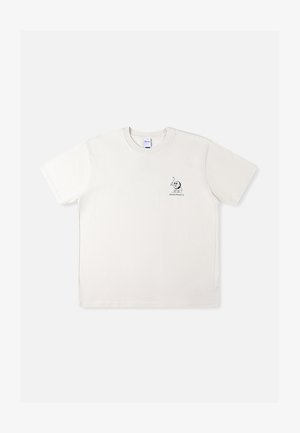 Tricou de bumbac alb cu mâneci scurte, având un mic imprimeu grafic negru pe partea stângă a pieptului și un design cu guler rotund.