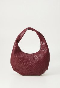 Burgundinsävyinen kudottu nahkalaukku pyöreällä yläkahvalla ja teksturoidulla pinnalla, jossa on ainutlaatuinen, rento siluetti.