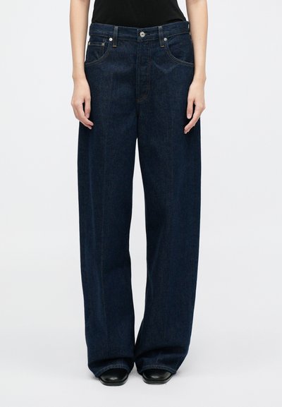 Wijd gesneden donkerblauwe denim jeans met een rechte pasvorm, vijf zakken en een metalen knoopsluiting in de taille. Duurzaam stof texture.