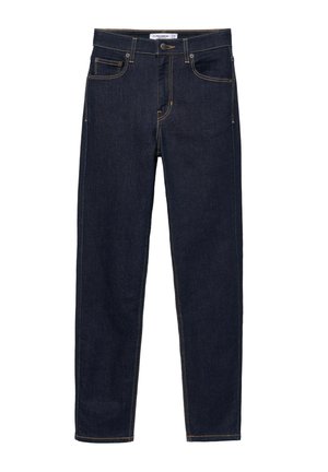 Donkerblauwe jeans met hoge taille, voor- en achterzakken, knoopsluiting en contrasterende stiksels op een witte achtergrond.