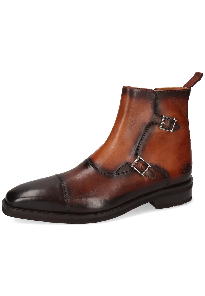 Bota de cuero marrón a la altura del tobillo con punta afilada, dos hebillas plateadas y un upper liso terminado en un degradado de marrón oscuro a marrón claro.