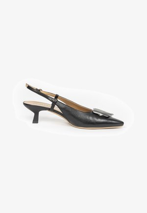 Czarny skórzany slingback na niskim obcasie typu kitten heel z szpiczastym noskiem i ozdobną dużą klamrą z przodu.