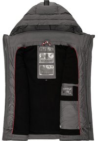 Sivá zateplená bunda s čiernym fleece vnútrom, s odnímateľnou kapucňou, červenými švami a viacerými vnútornými vreckami.