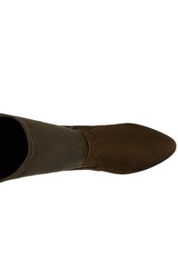 Braune Wildleder-Kniestiefel mit spitzer Zehe, von oben auf weißem Hintergrund betrachtet.