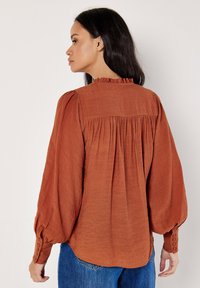 Apricot RUFFLE NECK TEXTURED  - Overhemdblouse - rust