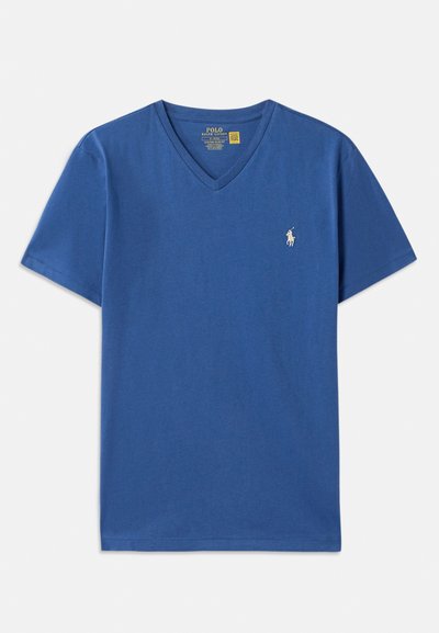 Modra bombažna majica s kratkimi rokavi in V-izrezom, ki ima majhen bel izvezen logotip na levem prsnem delu. Gladka tekstura, sproščen design.