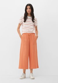 s.Oliver Spodnie materiałowe