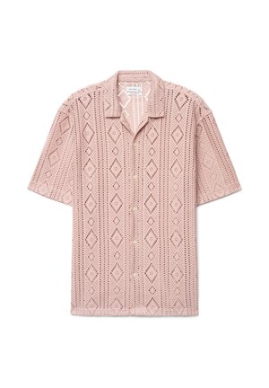 Chemise rose clair à manches courtes avec boutons, motif losanges et rayures verticales en maille ajourée, col chemise et coupe décontractée.
