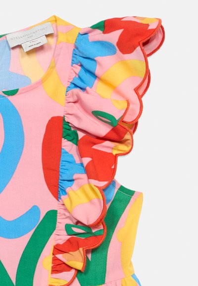 Υφασμα με πολύχρωμο αφηρημένο σχέδιο και ραβδωτά τελειώματα σε κόκκινο, κίτρινο, ροζ, μπλε και πράσινο πάνω σε ένα αμάνικο ένδυμα.