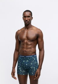 Vyriški bokseriai tamsiai mėlynos spalvos su gėlių raštu. Minkšta medžiaga, prigludusi forma, elastingas juostas su "BJÖRN BORG" prekės ženklu.