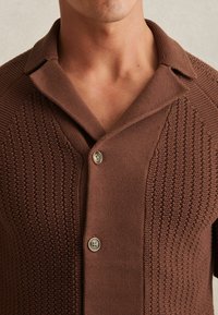 Reiss REGULAR FIT -  TEXTURED CUBAN-COLLAR - Hemd - tobacco brown